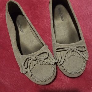 Minnetonka Women's Brown Fringe Moccasins